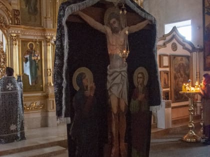 Митрополит Сергию совершил 1-ю Пассию в Никольском храме Барнаула