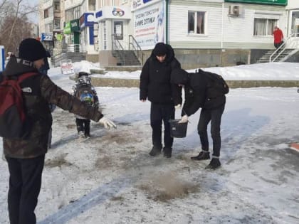 В акциях по очистке улиц от снега и наледи, а также посыпке их песком в целях безопасности, принимают участие студенты Ленинского района