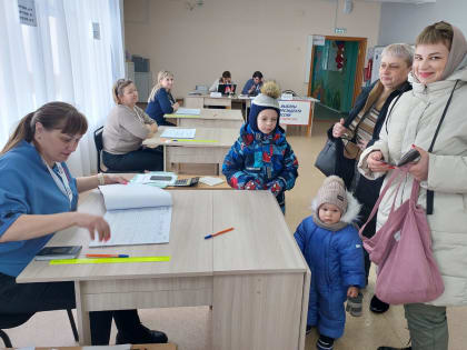 Второй день выборов в Алтайском крае: люди идут голосовать семьями и коллективами