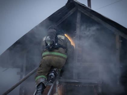 В алтайском крае из задымленного дома спасли двоих человек