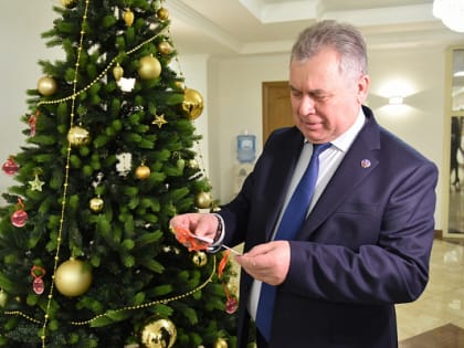 Александр Романенко помог исполнить новогодние желания детей из Локтевского района