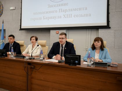 Галина Буевич наградила молодых парламентариев города