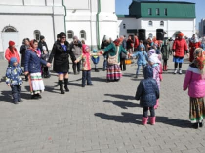 В Барнауле проходит фестиваль-конкурс "Игры Красной горки"