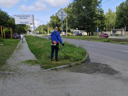 Продолжается покос травы в Индустриальном районе