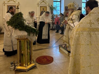 В храме Живоначальной Троицы совершена Божественная Литургия