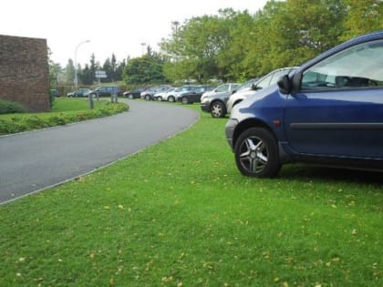 Чем грозит парковка на газоне?