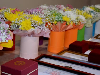 На предприятиях Ленинского района поздравили работников химической отрасли