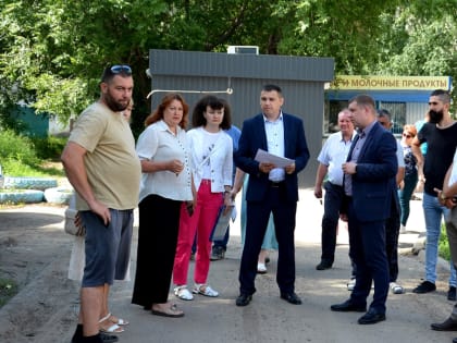 Николай Савинский проверил ход работ по благоустройству двора Ленинского района