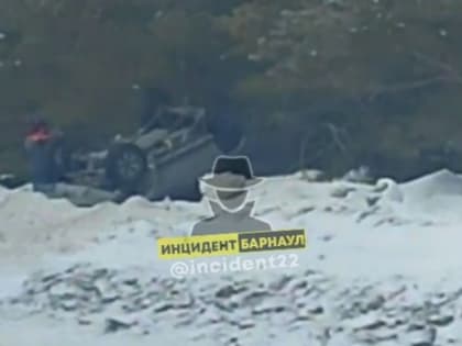 Легковушка перевернулась на крышу на подъезде к Барнаулу