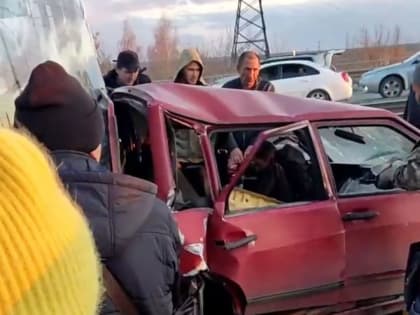 В Алтайском крае девушка-водитель на Scania протаранила легковушку