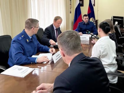 Заместитель Генерального прокурора России Дмитрий Демешин совместно с губернатором края Виктором Томенко провели личный прием граждан в Барнауле