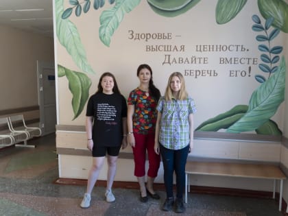 Студентки ДПИ расписали стены больницы скорой медицинской помощи