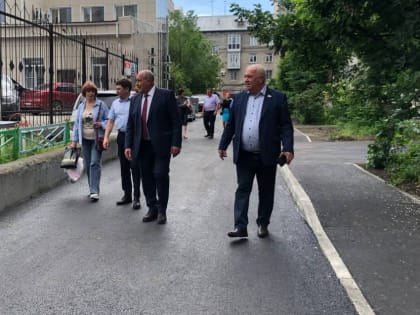 Во дворах Октябрьского района, участвующих в нацпроекте «Жилье и городская среда», проинспектировали ход выполнения работ