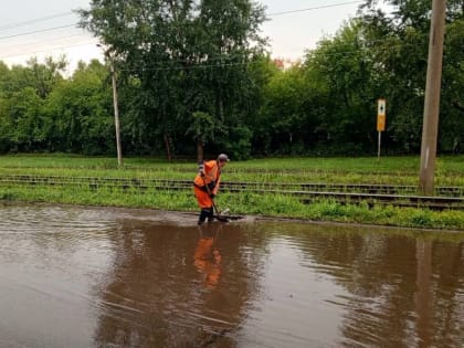 Барнаульские дорожники контролируют спуск воды после мощного ливня