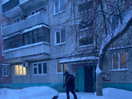 Продолжаются работы по очистке от снега Индустриального района