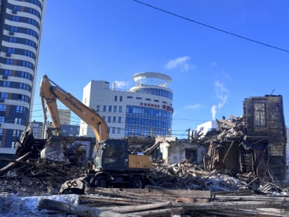 В Центральном районе Барнаула сносят аварийный дом по проспекту Красноармейскому, 34