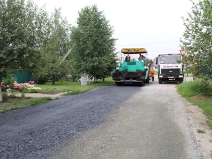 Дорожники асфальтируют улицу Шоссейную в микрорайоне Октябрьском в селе Власиха по проекту поддержки местных инициатив