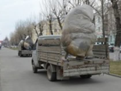 Барнаульские чиновники выкатили на центральную аллею города 20 гигантских пасхальных яиц