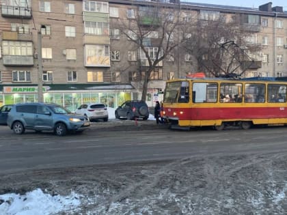 В Барнауле авария заблокировала движение трамваев на Строителей