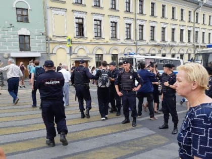 На несогласованной акции в поддержку Голунова в Москве начались задержания. Задержано более 200 человек (фото, видео)