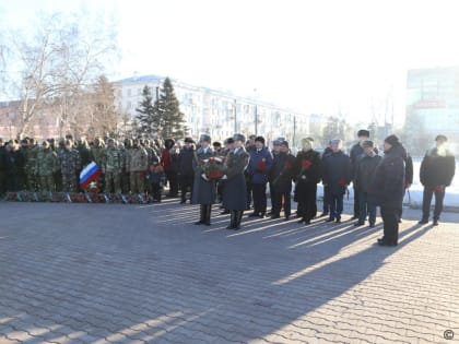В День защитника Отечества в Барнауле возложили цветы на Мемориале Славы