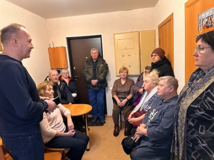 Депутаты продолжают встречаться с жителями многоквартирных домов Барнаула