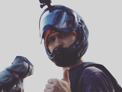 В Дубае россиянин-экстремал разбился во время прыжка со скалы