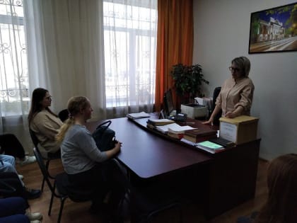 Студенты колледжа АлтГУ узнали, какие ценные документы хранятся в архивах Барнаула