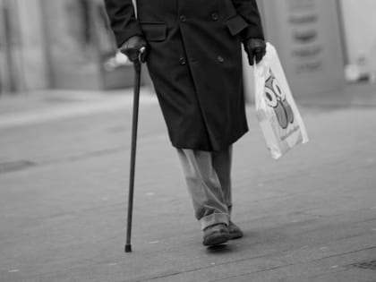 В Рубцовске без вести пропал дедушка с палками для ходьбы