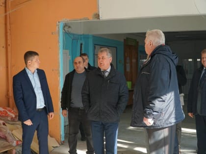 Александр Романенко проконтролировал капитальный ремонт школ Барнаула