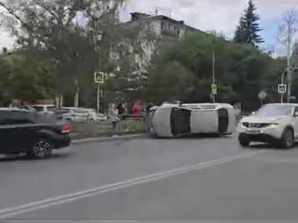 В центре Барнаула автомобиль оказался на боку после ДТП
