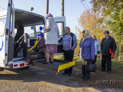 Жителей села Сорочий Лог доставили на диспансеризацию в Первомайскую центральную районную больницу на специальных автомобилях с подъемником