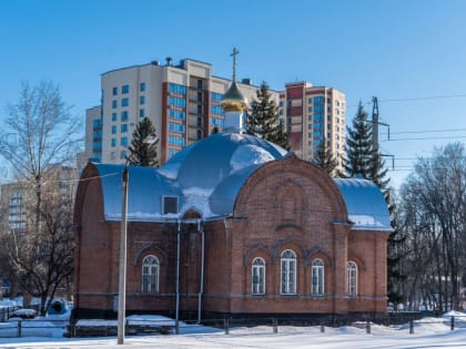 В Барнауле освятили Крестовоздвиженскую церковь в парке "Изумрудный"