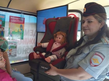 Мобильный автобус «Академия дорожной безопасности» побывал в детских лагерях города Белокурихи