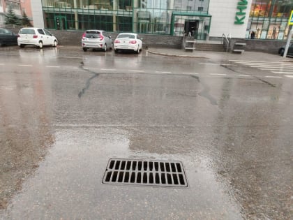 Бригады МБУ «Автодорстрой» контролируют работу ливнеприемных решеток