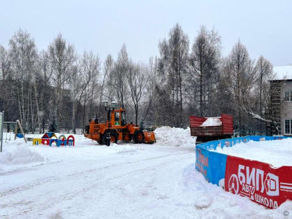 Работа по очистке улиц от снега продолжается в Ленинском районе