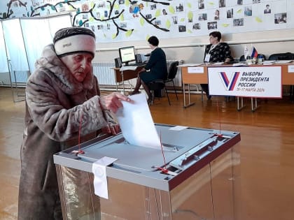 Сугробы выше человека и выставка картин. Как Алтайский край голосует за президента