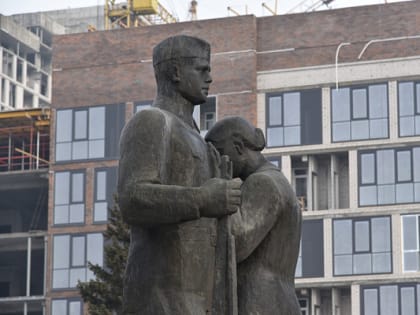 В День защитника Отечества председатель АКЗС Александр Романенко возложил цветы к Мемориалу Славы