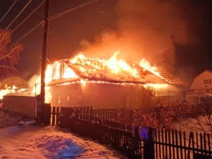В Новоалтайске ночью два десятка пожарных тушили жилой дом и гараж