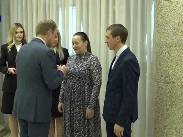 Губернатор встретился с тремя многодетными семьями Алтайского края