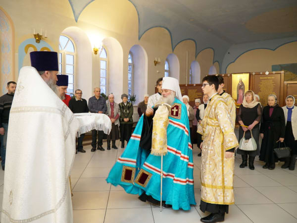 Митрополит Сергий и епископ Серафим совершили Божественную литургию в православной школе Бийска