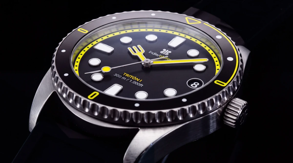 Tritón I de IndieWatch de cerca: esfera negra, bisel de festones e índices con detalles amarillos