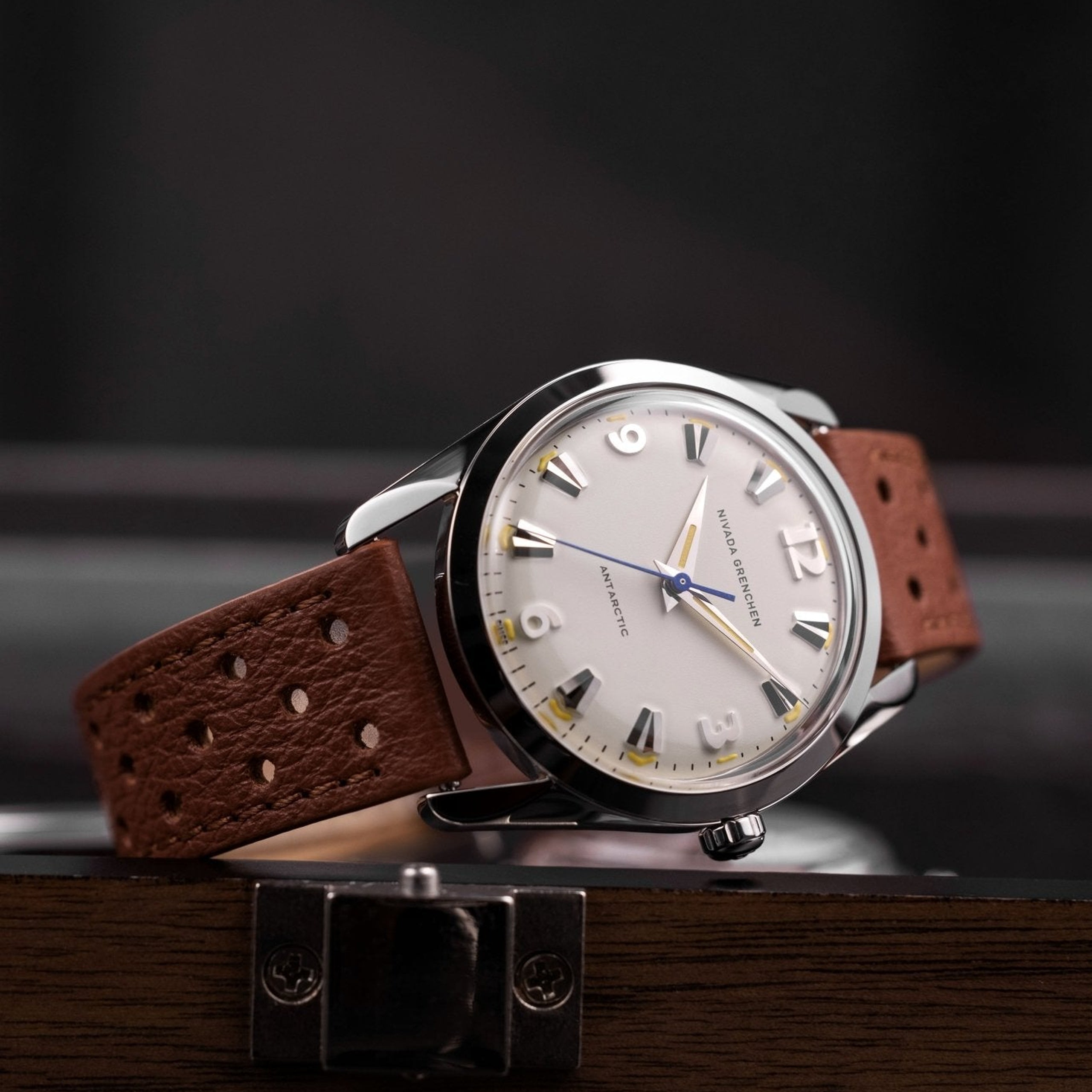 Nivada Antarctic Eggshell Beige Luminova - 35mm - Brown Racing Strap