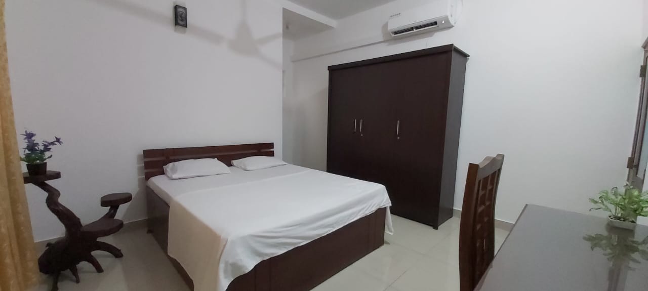 Private bedroom with wardrobe and comfortable furnishing at long-stay accommodation Galle