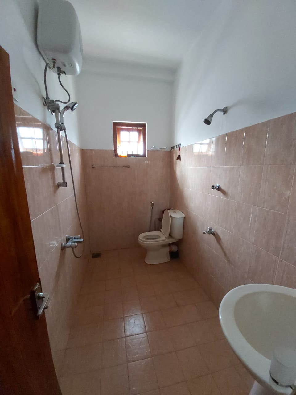 Modern bathroom with hot water shower at Karapitiya Home Stay Apartment Galle