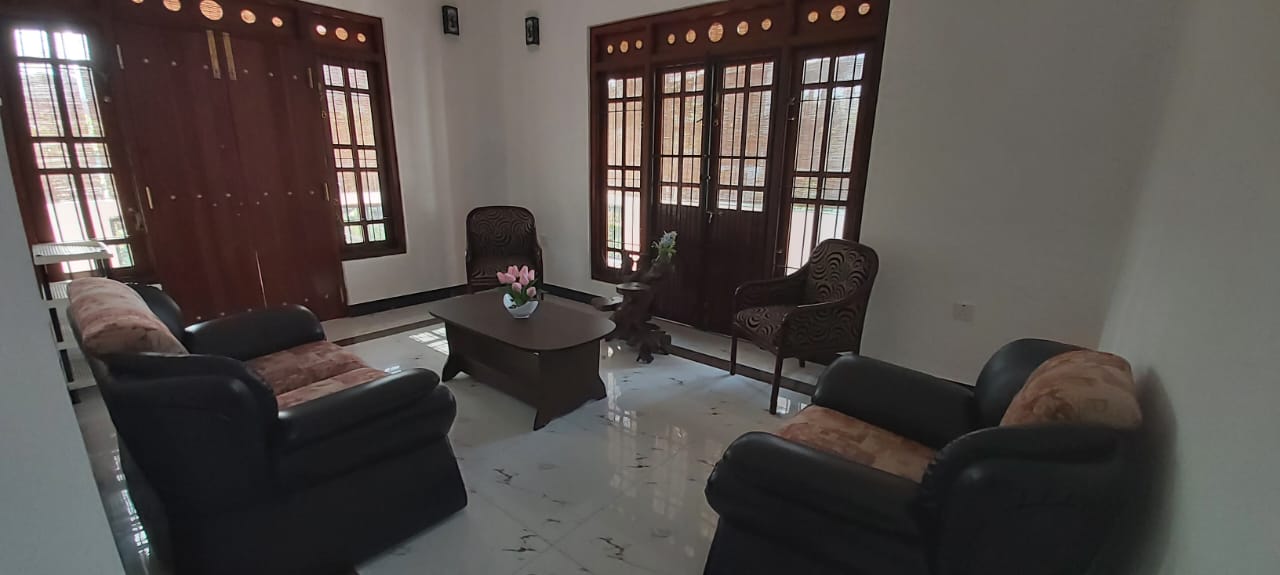 Rest area with table and chairs at Karapitiya Home Stay Apartment