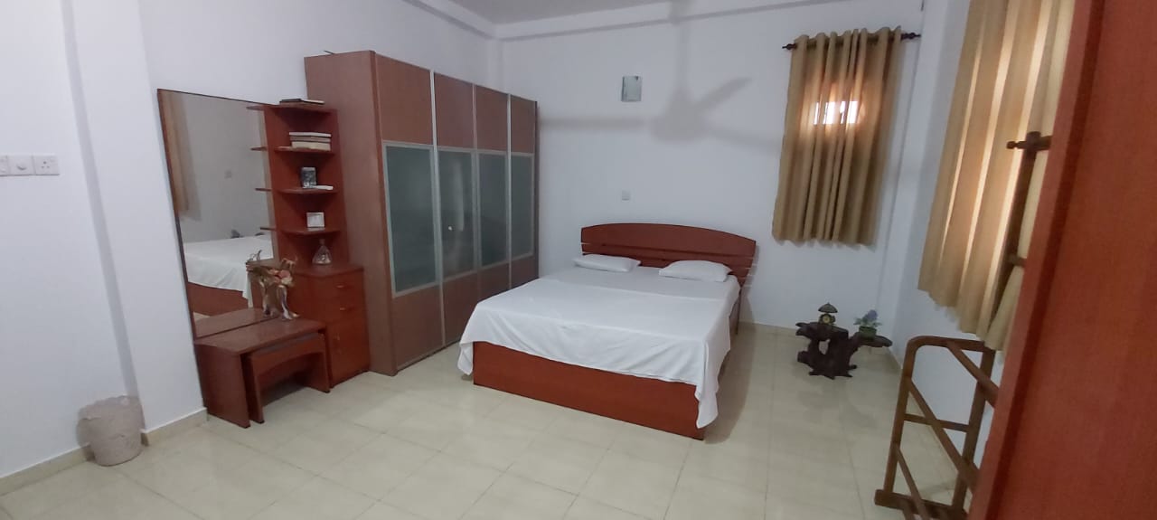 Modern bedroom with comfortable bed, study desk, and air conditioning at Karapitiya Home Stay Apartment Galle