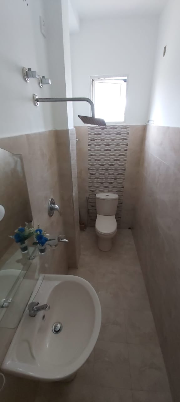 Modern bathroom with 24/7 hot water at Karapitiya Home Stay Apartment Galle