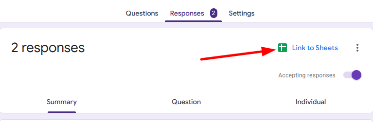red arrow pointing to the Google sheet icon in the responses tab in a google form