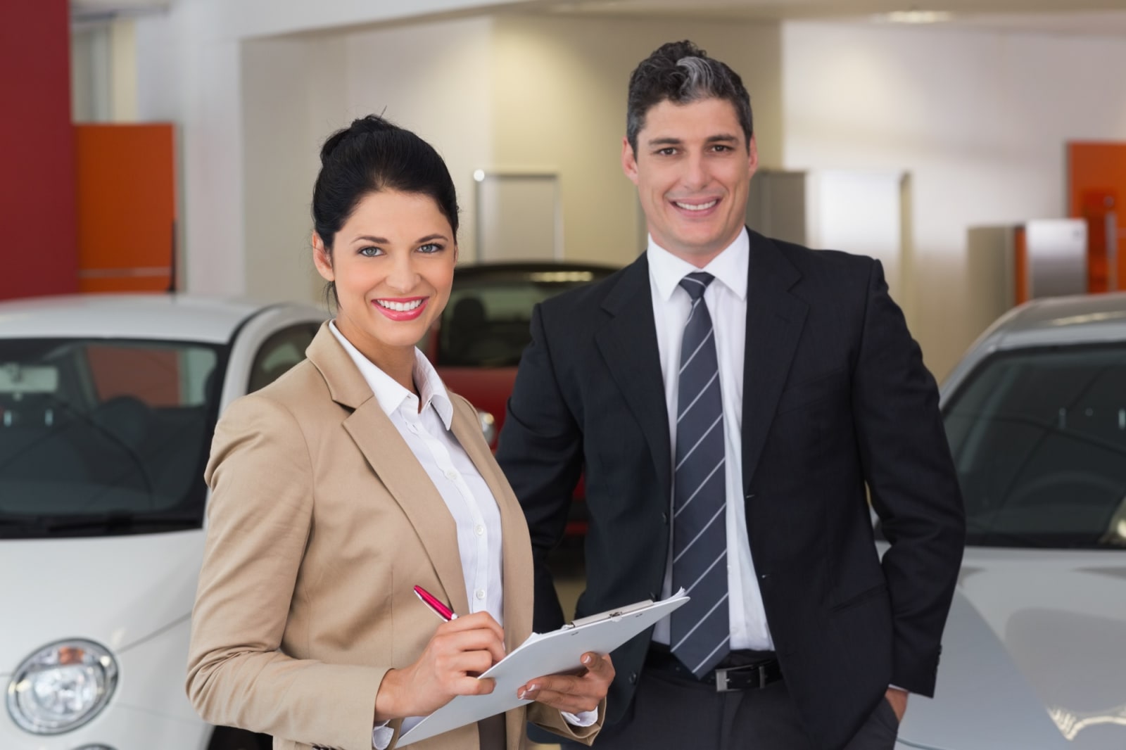 Agentes de seguros revisando estrategias digitales / Insurance agents reviewing digital marketing strategies